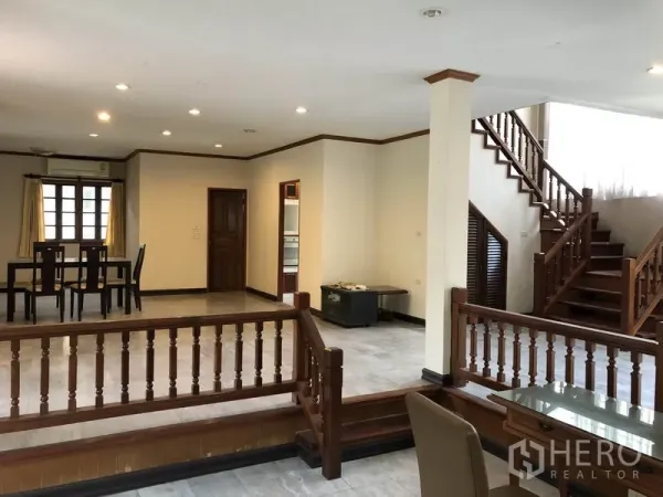 独立式住宅 出租 - 错层客厅配木制栏杆与楼梯，连接至二楼。