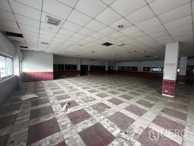 Factory for rent in Khlong Luang, Pathum Thani - Large tiled hall with drop ceiling and windows, suitable for canteen or office use