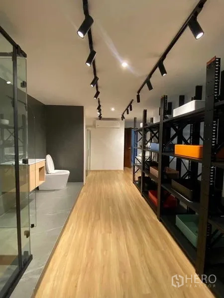 带办公室的家 出租在Wang Thonglang, Bangkok - 长廊空间，轨道灯、玻璃淋浴间与货架，含马桶