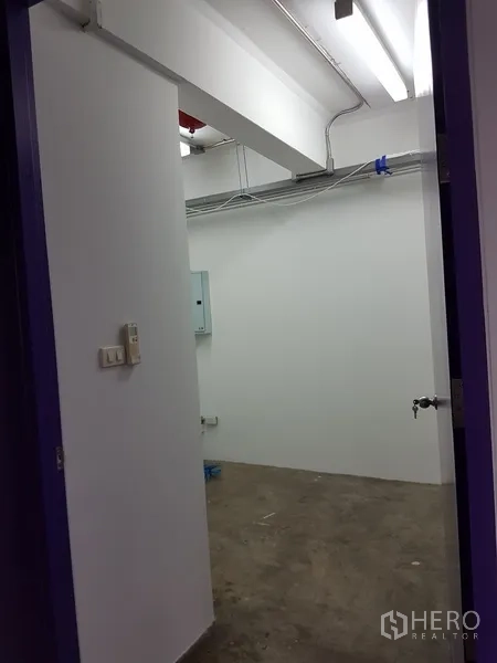 สำนักงานที่บ้าน ขายในKhlong Toei, Bangkok - ทางเข้าห้องยูทิลิตี้ ผนังสีขาว ไฟฟลูออเรสเซนต์