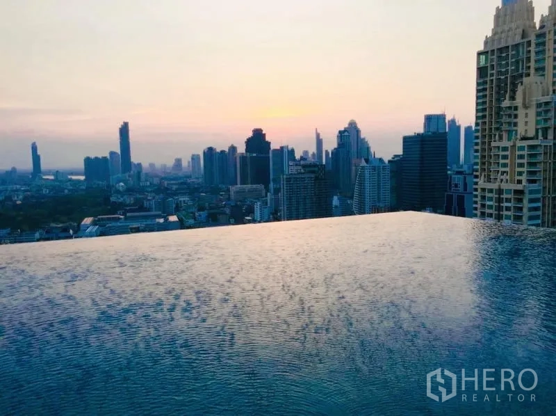 公寓 出租或出售在Sathon, Bangkok - 屋顶无边际泳池，夕阳下的曼谷天际线。