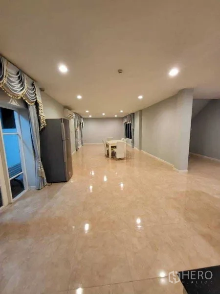 บ้าน ขาย - โถงครอบครัวกว้าง โต๊ะอาหาร ตู้เย็น และประตูกระจกบานเลื่อน