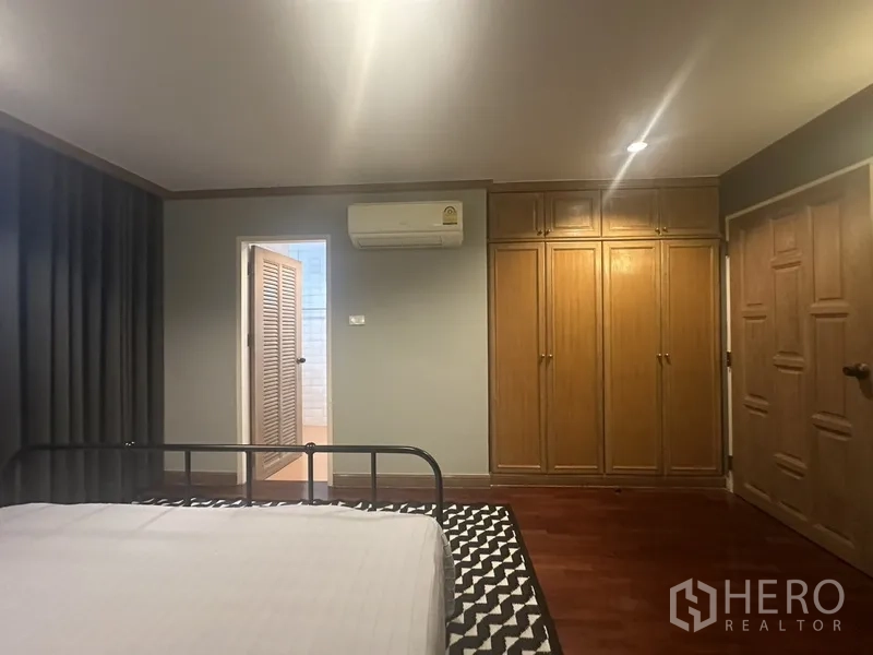 คอนโด ขายในWatthana, Bangkok - ห้องนอนเชื่อมต่อห้องน้ำในตัวและตู้เสื้อผ้าบิวท์อิน