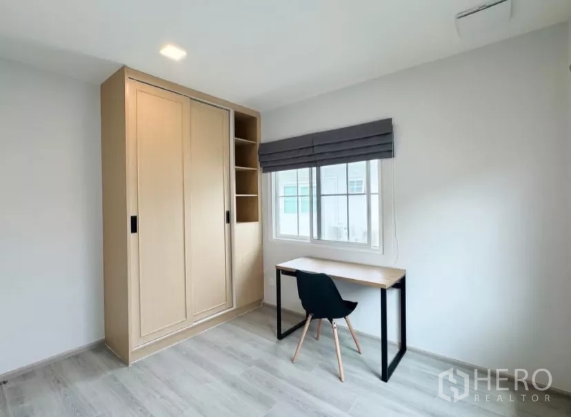 บ้าน ให้เช่าในBang Phli, Samut Prakan - ห้องนอน/ห้องทำงานขนาดเล็กพร้อมตู้เสื้อผ้าบานเลื่อนและโต๊ะเขียนหนังสือ