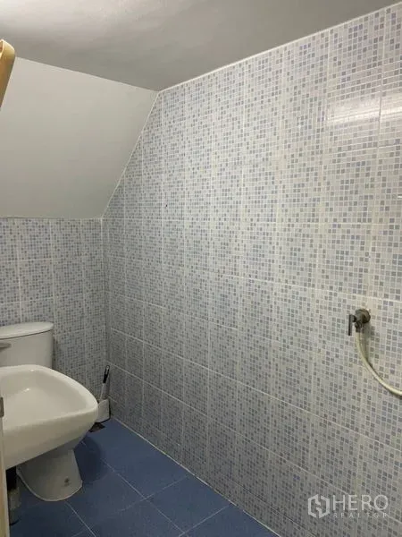 อาคารพาณิชย์ ให้เช่าในKhlong Toei, Bangkok - ห้องน้ำปูกระเบื้องโมเสก พร้อมโถสุขภัณฑ์และอ่างล้างหน้า พื้นสีน้ำเงิน