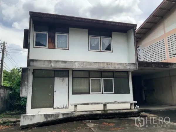 คลังสินค้า ให้เช่าในBang Kapi, Bangkok - อาคารสำนักงานสองชั้นภายในพื้นที่โกดัง พร้อมบานหน้าต่างหลายจุด