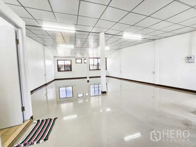 สำนักงานที่บ้าน ให้เช่าในKhlong Toei, Bangkok - ห้องชั้นบนสว่าง ฝ้าทีบาร์ หน้าต่างหลายบาน และพื้นกระเบื้องมันวาว.