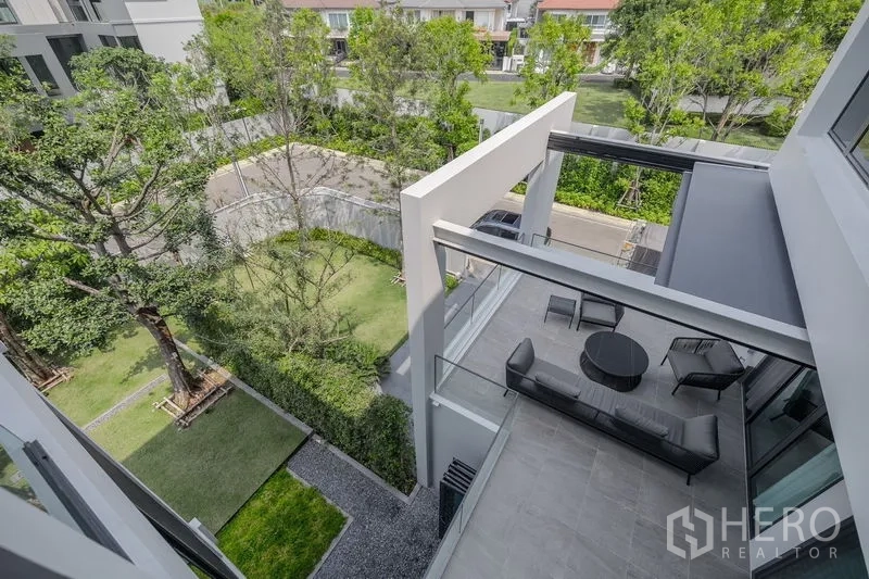 Detached House for rent in Saphan Sung, Bangkok - Aerial view of the private garden and covered terrace with outdoor seating.
