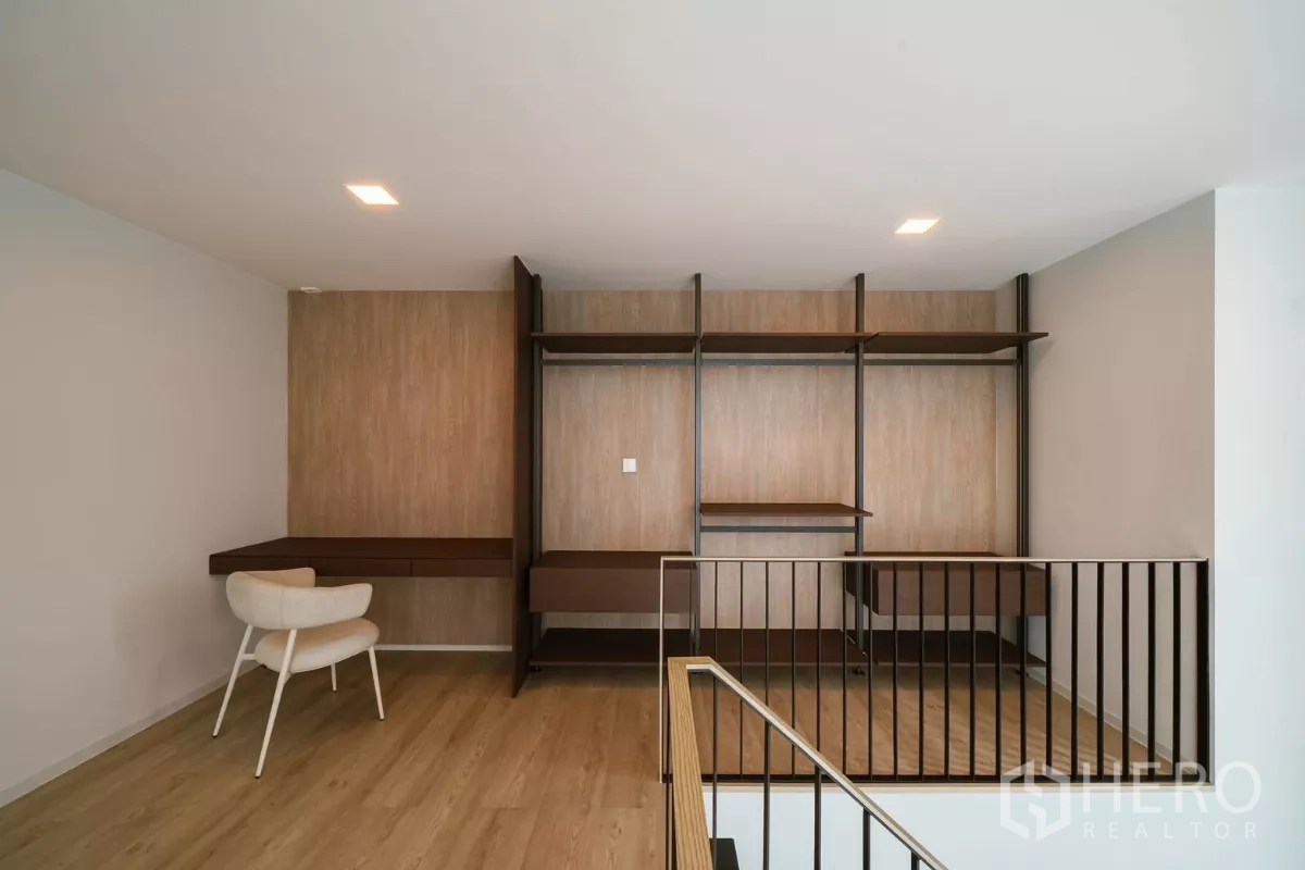 บ้าน ให้เช่าหรือขายในSaphan Sung, Bangkok - พื้นที่ทำงานชั้นลอย ชั้นเปิดโล่ง โต๊ะทำงาน และผนังลายไม้