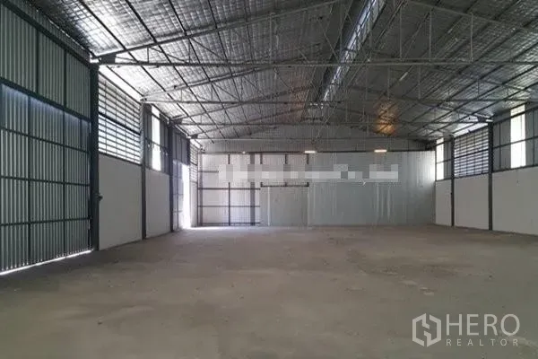 คลังสินค้า ให้เช่าในSaphan Sung, Bangkok - ภายในโกดังโปร่งสูง โครงหลังคาเหล็กบุฉนวน พื้นคอนกรีตแข็งแรง