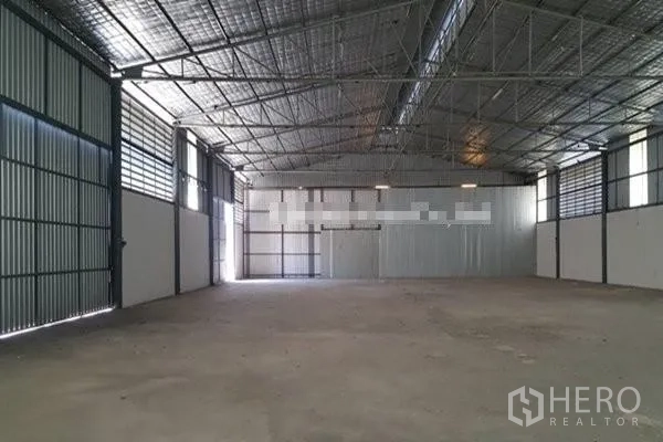 คลังสินค้า ให้เช่าในSaphan Sung, Bangkok - ภายในโกดังโปร่งสูง โครงหลังคาเหล็กบุฉนวน พื้นคอนกรีตแข็งแรง