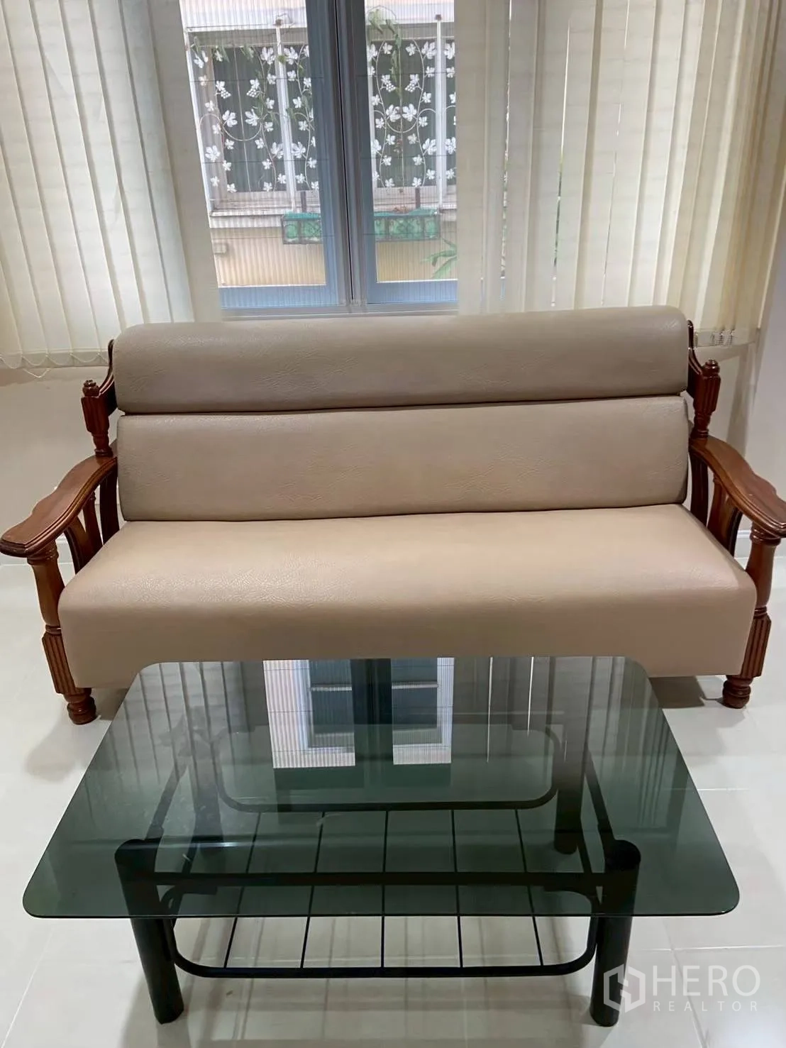 Townhouse for rent in Bang Kapi, Bangkok - Small sitting area with sofa and glass coffee table.