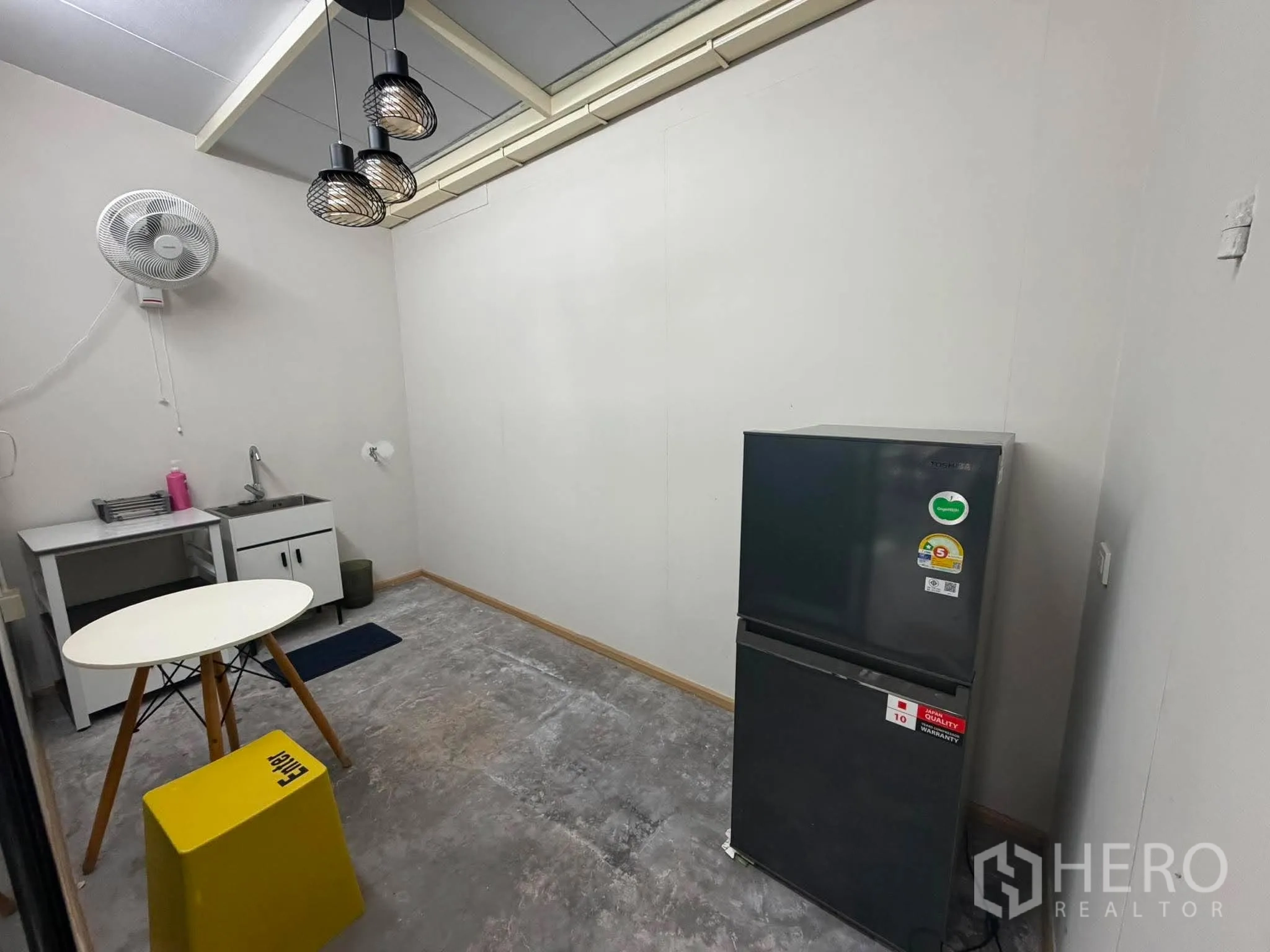 โฮมออฟฟิศ for rent in Phra Khanong, Bangkok - มุมแพนทรีมีอ่างล้างจาน ตู้เย็น และโต๊ะกลม