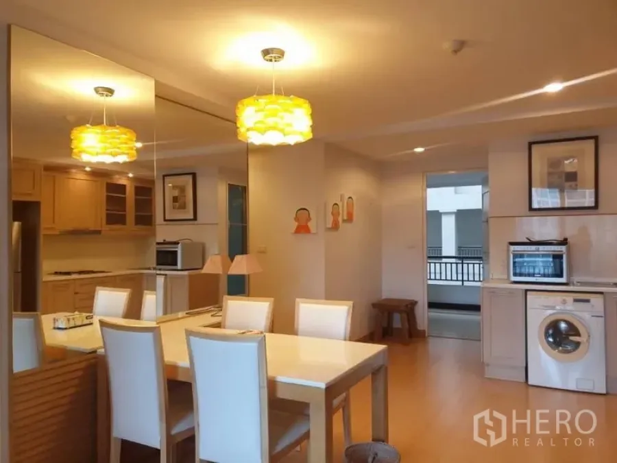 คอนโด ให้เช่าในWatthana, Bangkok - พื้นที่รับประทานอาหารสว่าง ผนังกระจก โคมไฟโทนอุ่น เชื่อมครัวบิวท์อินพร้อมไมโครเวฟและเครื่องซักผ้า