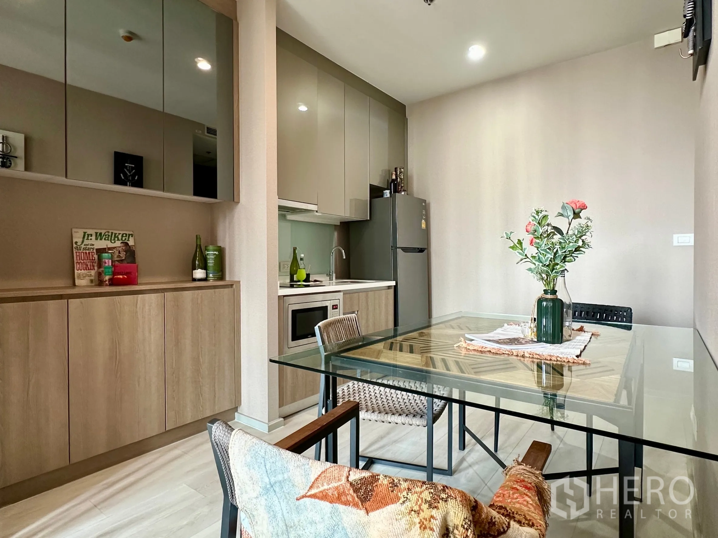 คอนโด ให้เช่าในPathum Wan, Bangkok - ครัวเปิดพร้อมพื้นที่เก็บของ และโต๊ะทานอาหารกระจกสำหรับสองคน