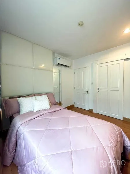 公寓 出租 - 次卧，粉色床品、白色衣柜与空调。