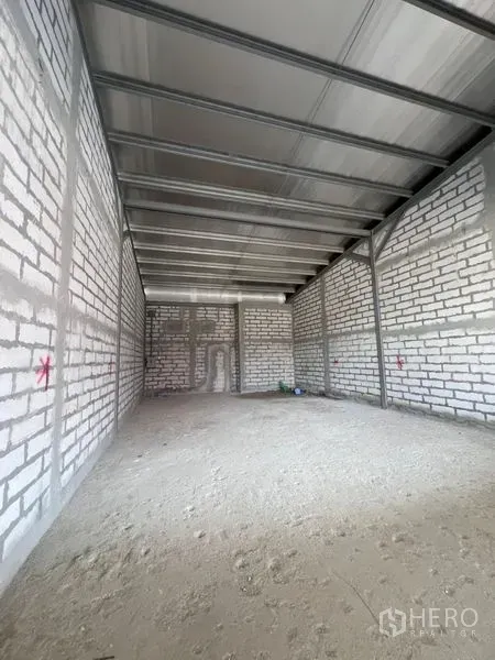 พื้นที่ขายปลีก ให้เช่าในKhlong Toei, Bangkok - มุมมองภายในพื้นที่ค้าปลีกก่อสร้างไม่เสร็จ โครงหลังคาเหล็ก พื้นเปล่า และผนังก่ออิฐ