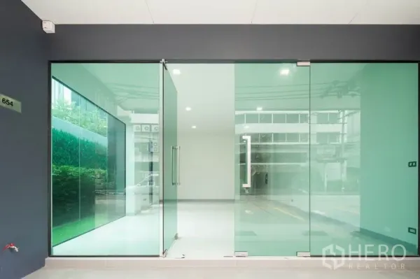 สำนักงานที่บ้าน ให้เช่าในBang Rak, Bangkok - ประตูหน้าร้านชั้นล่างแบบกระจกบานเลื่อน พร้อมโถงต้อนรับสว่าง