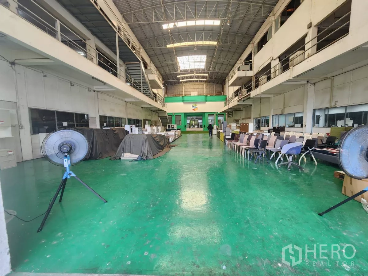 工厂 出租在Mueang Samut Sakhon, Samut Sakhon - 生产大厅绿色环氧地坪，带夹层办公室与天窗屋顶。