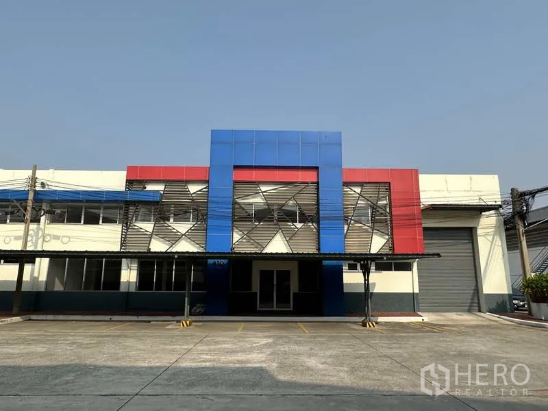 โรงงาน ให้เช่าในBang Phli, Samut Prakan - ด้านหน้าอาคารโรงงาน พร้อมกันสาดลานขนถ่ายสินค้าและประตูม้วน