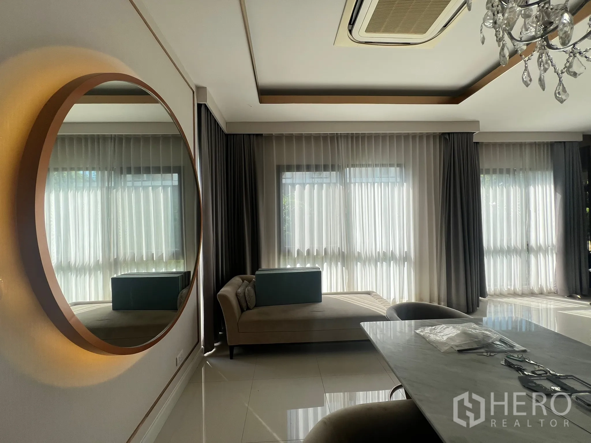 บ้าน ให้เช่าหรือขายในPrawet, Bangkok - มุมเลานจ์ใกล้หน้าต่าง กระจกเงาทรงกลมมีไฟและเดย์เบด