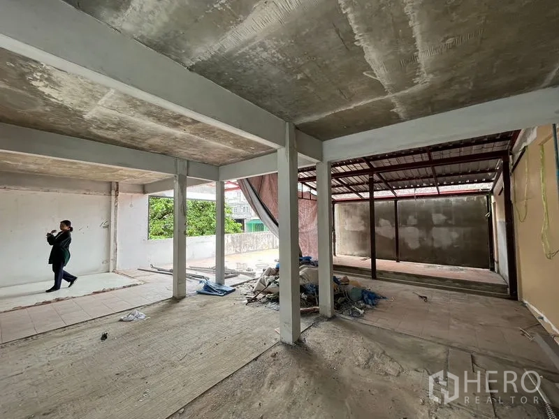 พื้นที่ขายปลีก ให้เช่าในWatthana, Bangkok - พื้นที่โล่งขนาดใหญ่ โครงหลังคาเหล็กและตะแกรงเสา ปรับผังยืดหยุ่น