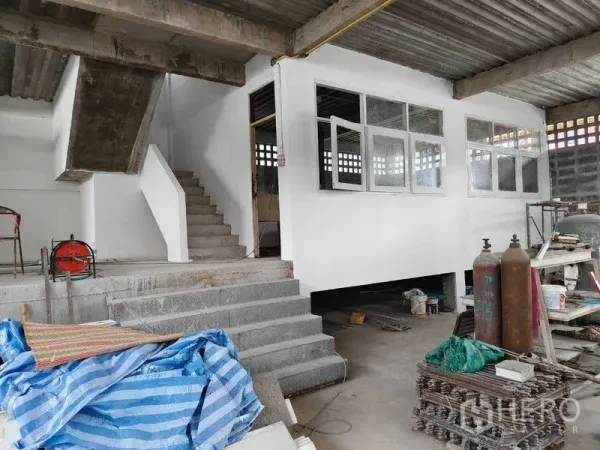 คลังสินค้า ให้เช่าในPhra Khanong, Bangkok - ออฟฟิศชั้นลอยมีหน้าต่างและบันไดคอนกรีต ภายในโกดังที่ปรับปรุงบางส่วน
