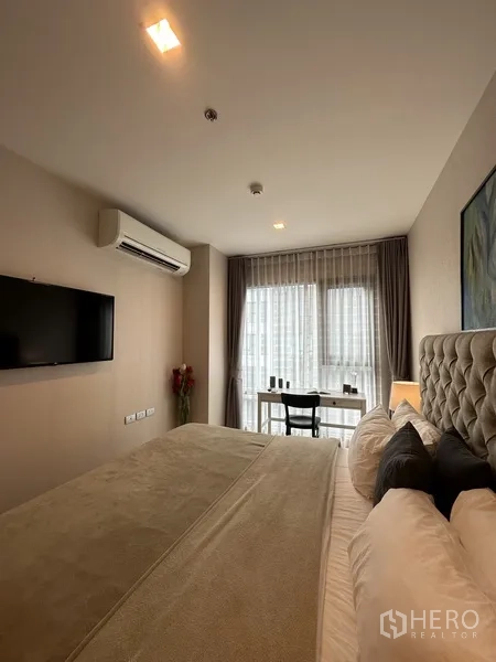 คอนโด ให้เช่าหรือขายในKhlong Toei, Bangkok - มุมมองห้องนอนใหญ่ที่มีโต๊ะทำงาน ทีวีติดผนัง และเครื่องปรับอากาศ