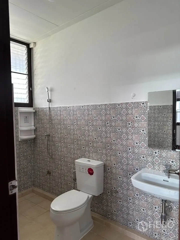 独栋房屋 for rent in Phra Khanong, Bangkok - 浴室带花纹墙砖、窗户、步入式淋浴、坐便器和洗手盆。