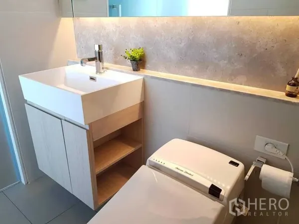 คอนโด ให้เช่าในKhlong Toei, Bangkok - ห้องน้ำสไตล์โมเดิร์น มีอ่างล้างหน้าเหลี่ยม โถสุขภัณฑ์อัตโนมัติ และชั้นวางไฟซ่อน