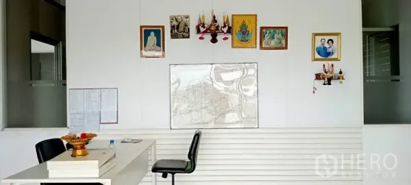 คลังสินค้า ให้เช่าหรือขายในLam Luk Ka, Pathum Thani - ผนังออฟฟิศภายในโกดัง มีโต๊ะทำงาน เก้าอี้ และกรอบรูปแขวน