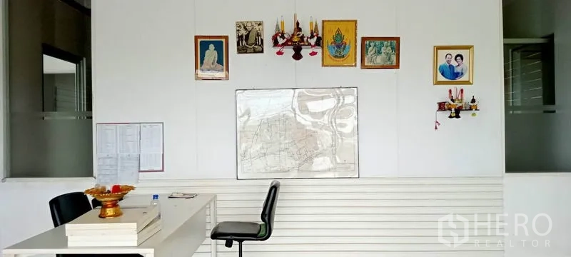 คลังสินค้า ให้เช่าหรือขายในLam Luk Ka, Pathum Thani - ผนังออฟฟิศภายในโกดัง มีโต๊ะทำงาน เก้าอี้ และกรอบรูปแขวน