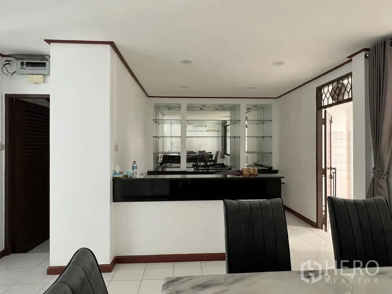 ทาวน์เฮาส์ ให้เช่าในDin Daeng, Bangkok - รายละเอียดเคาน์เตอร์บาร์พร้อมชั้นกระจกในโซนรับประทานอาหาร