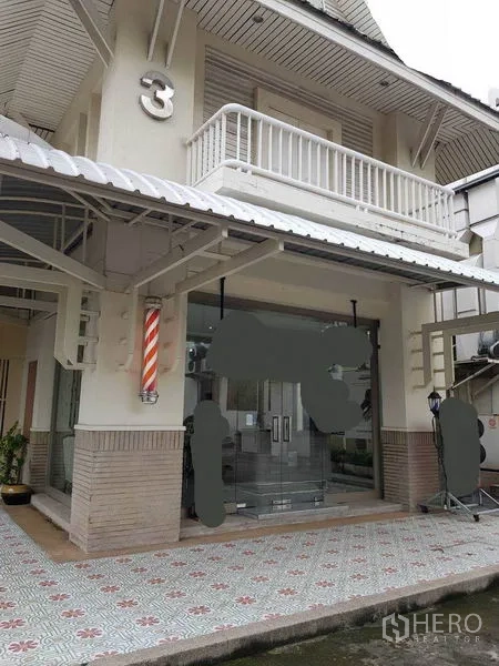 พื้นที่ขายปลีก ให้เช่าในWatthana, Bangkok - อาคารช้อปเฮาส์สองชั้น ด้านหน้าเป็นประตูกระจก ระเบียง และทางเดินมีหลังคา
