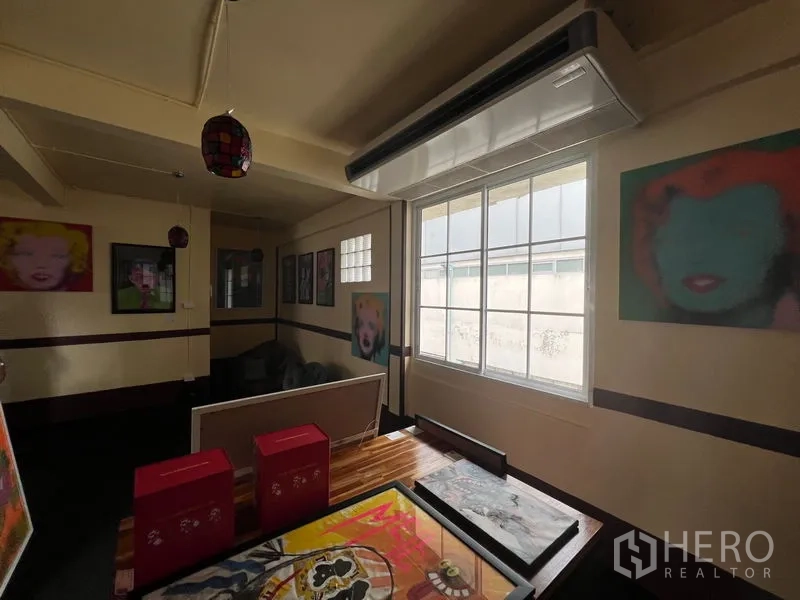 อาคารพาณิชย์ ให้เช่าในKhlong Toei, Bangkok - ห้องมุมมีหน้าต่าง เครื่องปรับอากาศติดผนัง และภาพศิลปะสไตล์ป็อป