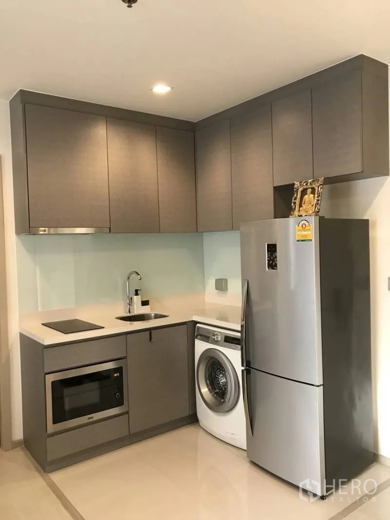 คอนโด ให้เช่าหรือขายในKhlong Toei, Bangkok - ครัวบิลท์อินกะทัดรัดพร้อมตู้และเตา ตู้เย็น และเครื่องซักผ้า