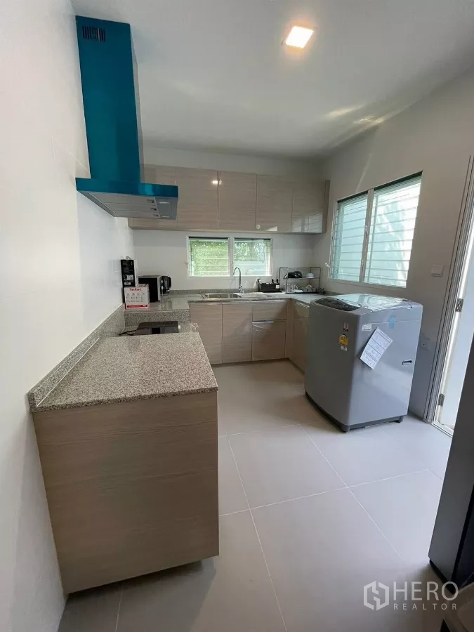 บ้าน ให้เช่าในPrawet, Bangkok - ห้องครัวแยก เคาน์เตอร์หินแกรนิต ตู้บิลต์อิน และเครื่องดูดควัน.