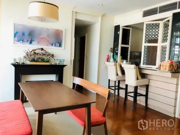 คอนโด ให้เช่าในWatthana, Bangkok - พื้นที่รับประทานอาหารสว่าง โต๊ะไม้ ม้านั่ง และเคาน์เตอร์บาร์พร้อมสตูล.