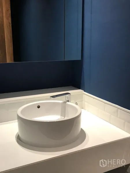 คอนโด ให้เช่าในKhlong Toei, Bangkok - ห้องน้ำแขก ผนังสีน้ำเงินเข้มและอ่างล้างหน้าทรงกลม