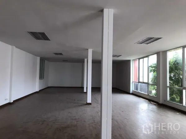 工厂 出租在Samut Prakan - 二层开放式办公室，大窗与承重柱。