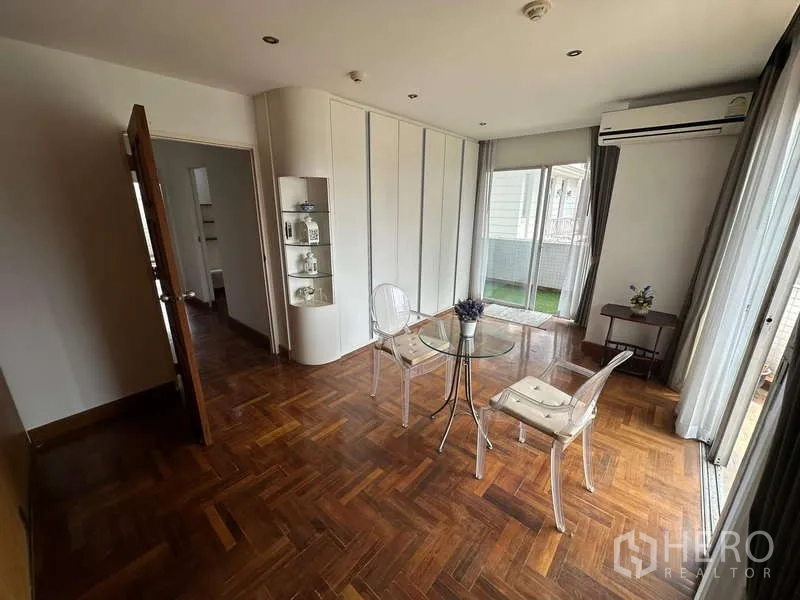 คอนโด ให้เช่าในWatthana, Bangkok - ห้องอเนกประสงค์สว่าง โต๊ะกระจก ตู้บิวท์อิน และทางออกสู่ระเบียง