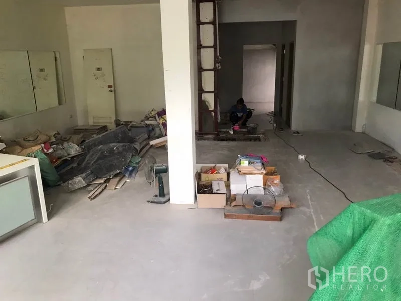 零售空间 出租在Bang Kapi, Bangkok - 店内开放式空间翻新中，水泥地面与外露管线。
