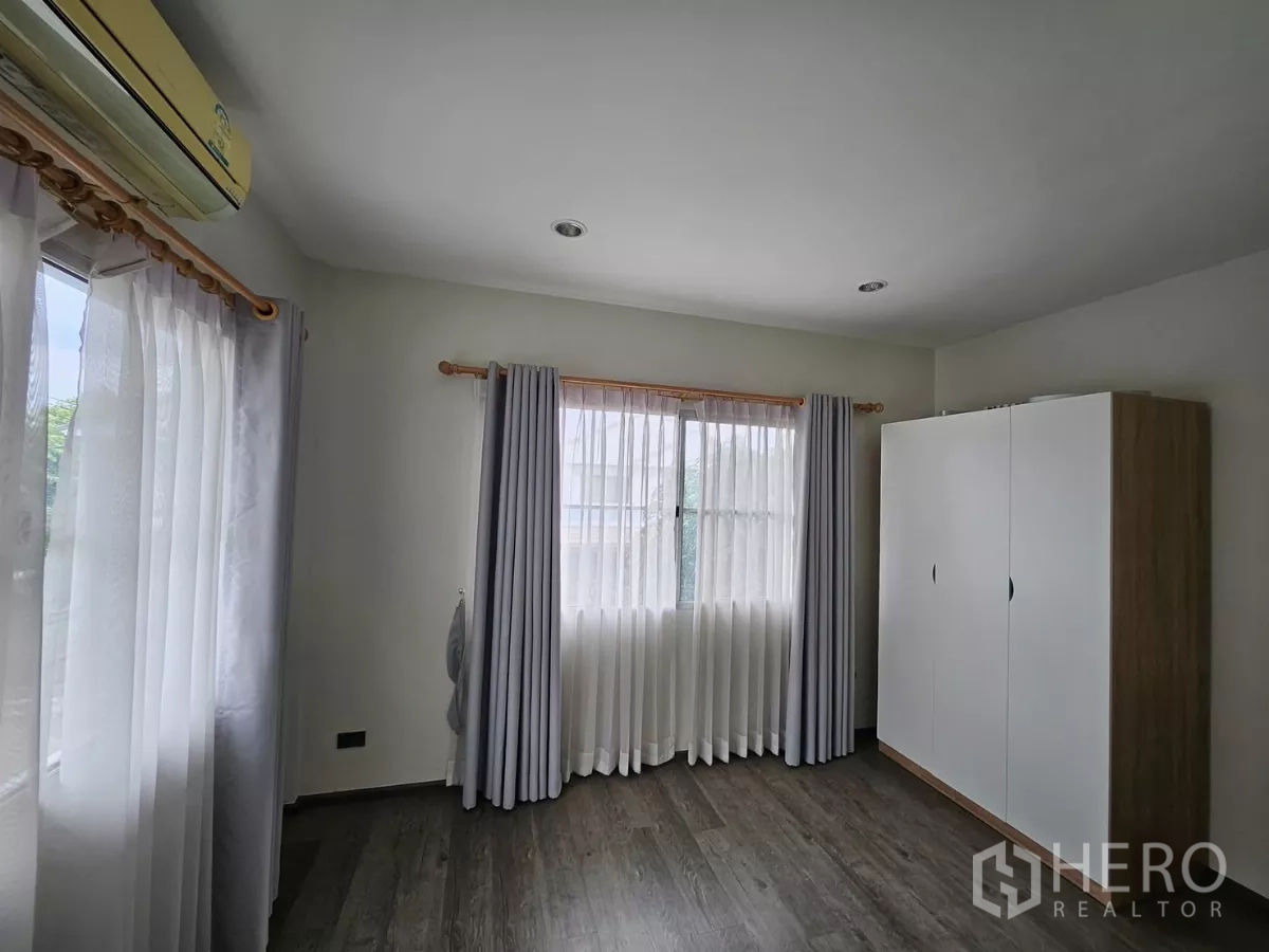 独立式住宅 出租在Khlong Toei, Bangkok - 客卧配大窗、独立衣柜与纱帘窗帘。