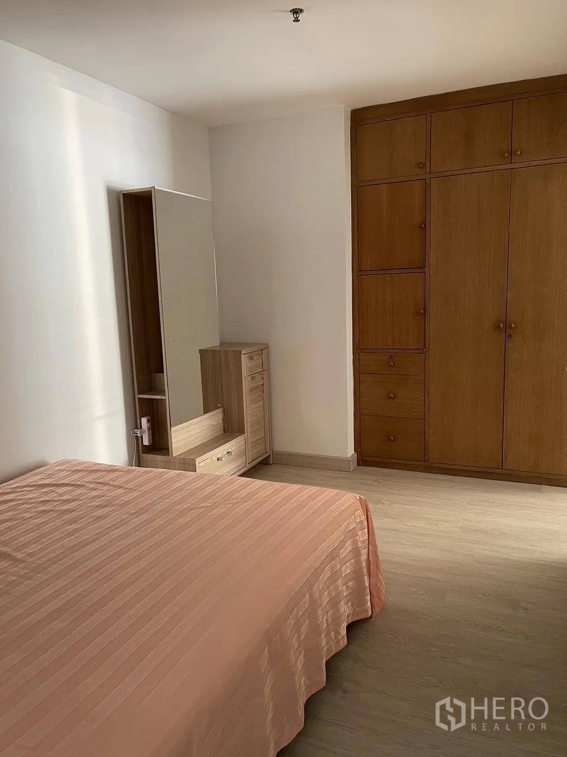 คอนโด ให้เช่าหรือขายในWatthana, Bangkok - ห้องนอนพร้อมตู้เสื้อผ้าบิวท์อินไม้ โต๊ะเครื่องแป้ง และผนังโทนกลาง