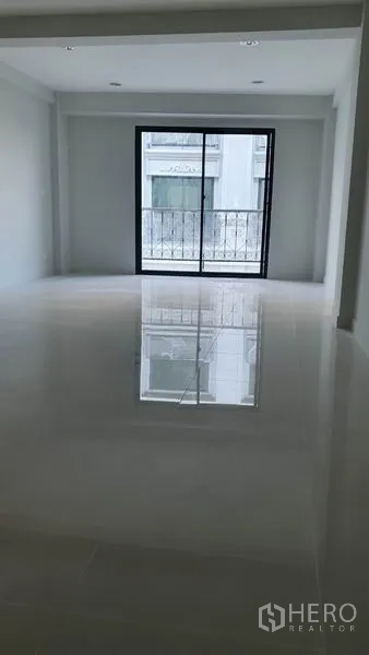 สำนักงานที่บ้าน ให้เช่าในSuan Luang, Bangkok - ห้องโล่งกว้างพร้อมประตูกระจกบานเลื่อนไปยังระเบียง