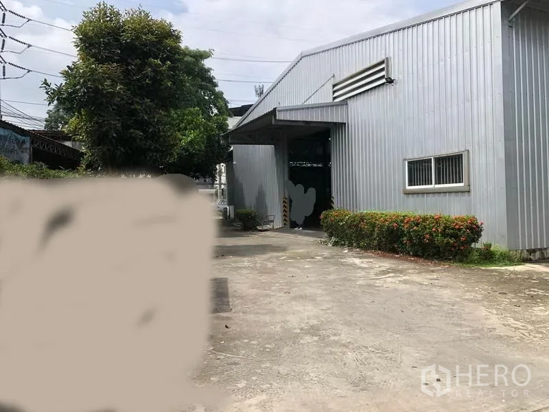 คลังสินค้า ให้เช่าในPak Kret, Nonthaburi - ด้านหน้าโกดังมีหลังคากันสาดทางเข้า หน้าต่าง และลานคอนกรีตกว้าง