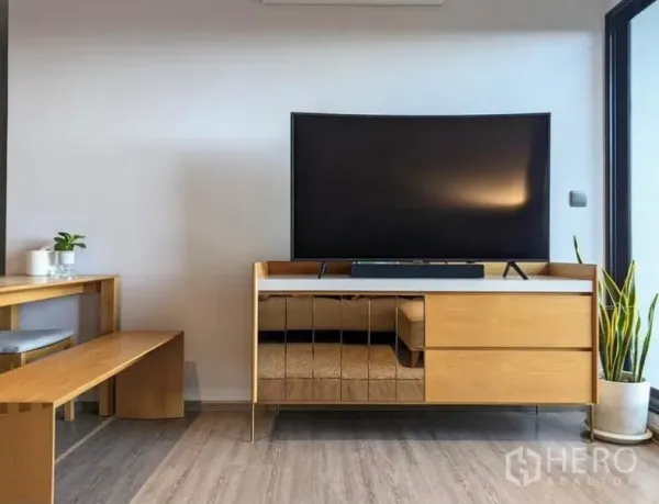 คอนโด ให้เช่าในWatthana, Bangkok - ชั้นวางทีวีไม้พร้อมทีวีจอแบน ใกล้ประตูบานเลื่อนและกระถางต้นไม้