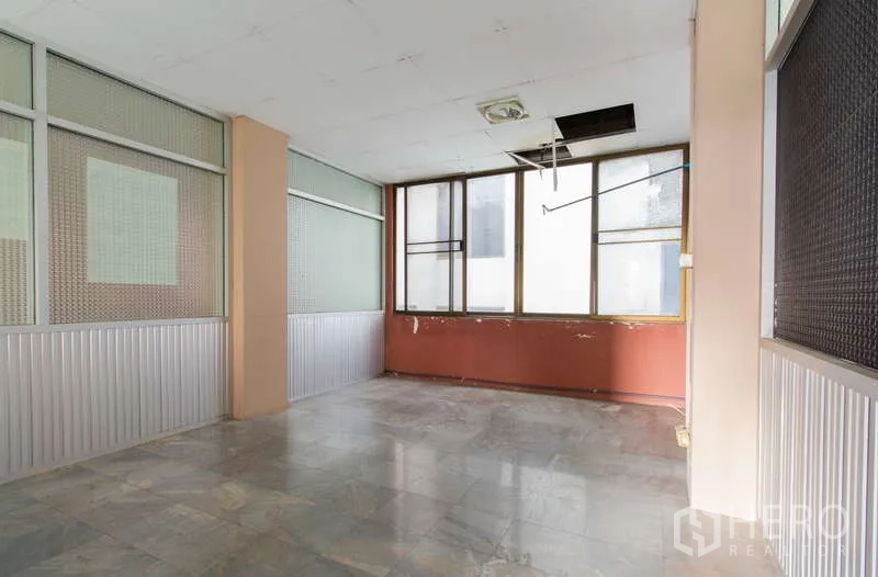 办公空间 出租或出售在Huai Khwang, Bangkok - 私密办公室，带纹理玻璃隔断与下半部红色墙面。