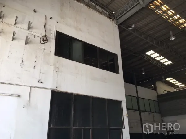 货栈 出租或出售在Bang Kapi, Bangkok - 仓库内墙与窗户，夹层办公室位于钢结构屋顶下方。