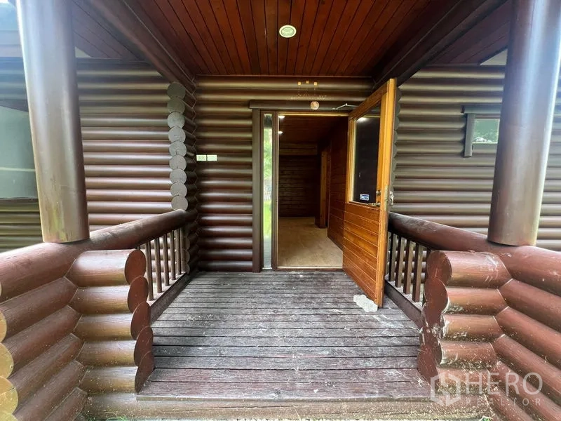 สำนักงานที่บ้าน ให้เช่าในSuan Luang, Bangkok - ชานระเบียงไม้พร้อมประตูทางเข้าบ้านไม้ที่เปิดรับ